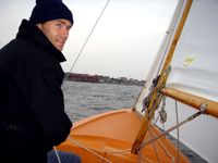 Peder och sin jolle p&aring; v&auml;g till K&auml;rring&ouml;n